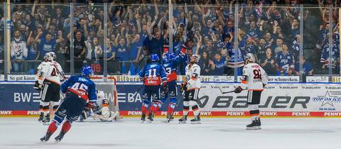 Löwen Frankfurt mussten den Adler Mannheim fünfmal beim Jubeln zusehen.