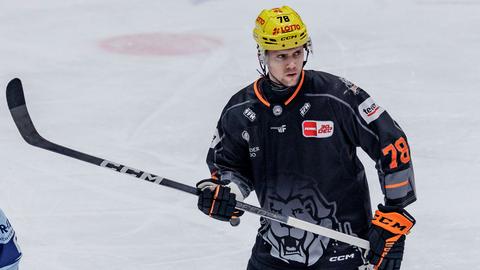 Dominik Bokk mit Eishockey-Schläger in der Hand und bösem Blick.