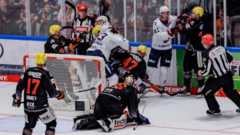 Die Spieler der Löwen Frankfurt und der Adler Mannheim gehen sich an den Kragen