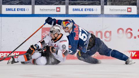 David Elsner von den Löwen Frankfurt kämpft mit dem Münchner Emil Johansson um den Puck.