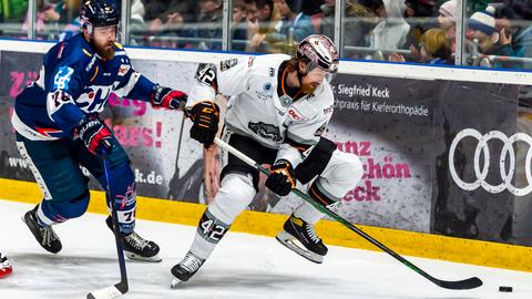 Alexej Dmitriev von den Löwen Frankfurt im Spiel in Ravensburg