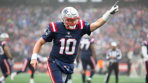 Patriots-Quarterback Mac Jones jubelt