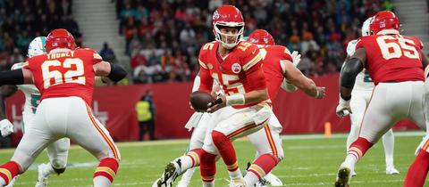 Die Kansas City Chiefs um Quarterback Patrick Mahomes im Spiel gegen Miami in Frankfurt