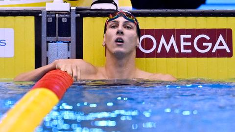 Lucas Matzerath mit enttäuschtem Blick im Schwimmbecken.