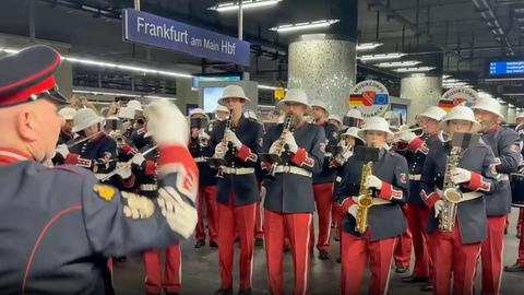 Musikkapelle am Bahnsteig im Frankfurter Hauptbahnhof