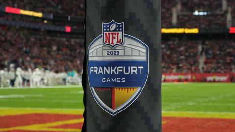 Ein Pfosten im Stadion weißt auf die "NFL Frankfurt Games 2023" hin.
