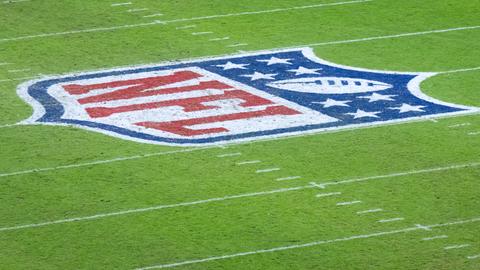 Das NFL-Logo auf dem Rasen der Münchner Arena.