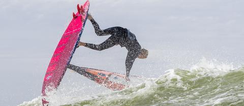 Nick Spangenberg beim Windsurfen in Südafrika