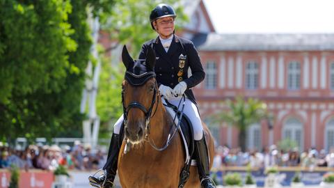 Isabell Werth auf Pferd Emilio mit strahlendem Gesicht.