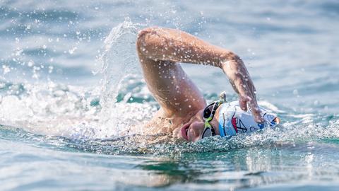 Nathalie Pohl mit Badekappe beim Schwimmen.