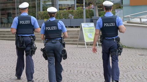 Sujetbild: Drei Polizisten auf Streife in der Wiesbadener Innenstadt