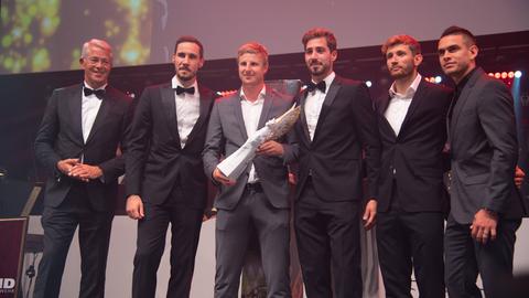 Eintracht-Spieler Rafael Borré, Christopher Lenz, Kevin Trapp, Martin Hinteregger und Jens Grahl nehmen den Preis "Sportler mit Herz" in Empfang.