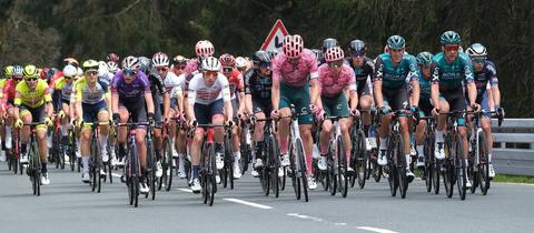 Radprofis beim Frankfurter Radrennen 2022 auf dem Weg zum Feldberg.