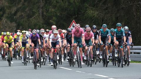 Radprofis beim Frankfurter Radrennen 2022 auf dem Weg zum Feldberg.