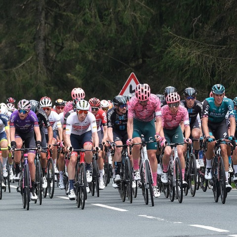 Radprofis beim Frankfurter Radrennen 2022 auf dem Weg zum Feldberg.