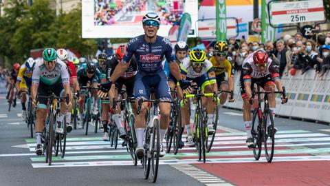 Jasper Philipsen fährt beim Radrennen 2021 als Erster über die Ziellinie.