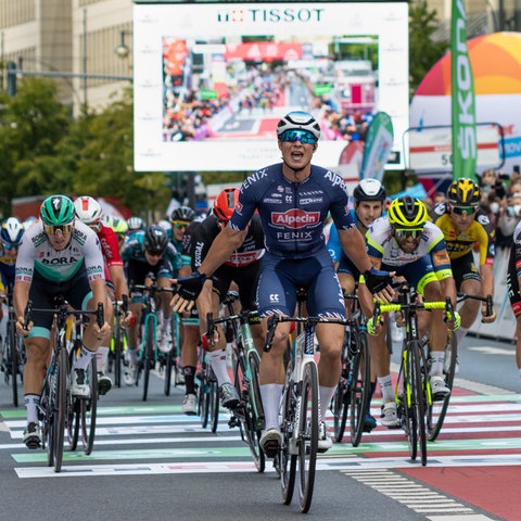 Jasper Philipsen fährt beim Radrennen 2021 als Erster über die Ziellinie.