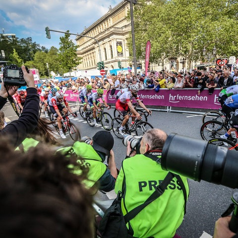 Presse-Fotografen an der Strecke des Frankfurter Radrennens