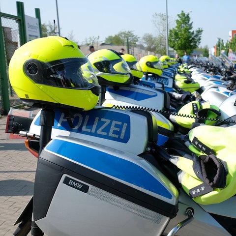 Polizeimotorräder an der Strecke des Frankfurter Radrennens