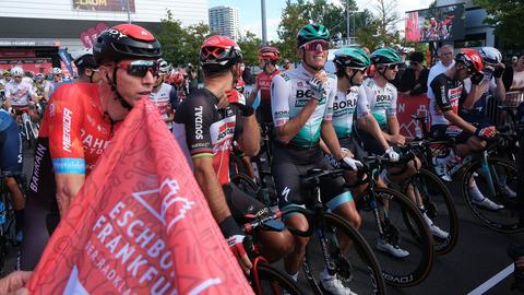 Radprofis kurz vor dem Start des Rennens Eschborn-Frankfurt