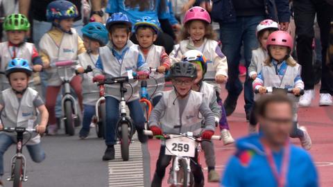 Szenen vom Kinderrennen beim Radklassiker