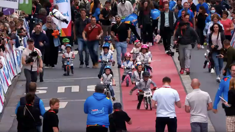 Kinder beim Start des Frankfurter Laufradrennens