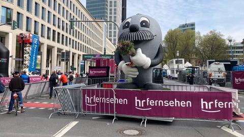 Onkel Otto an der Ziellinie des Frankfurter Radrennens