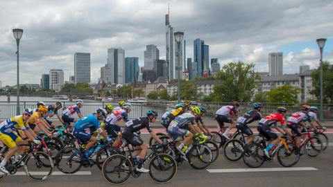 Radprofis beim Radrennen Eschborn-Frankfurt 2021 vor der Frankfurter Skyline