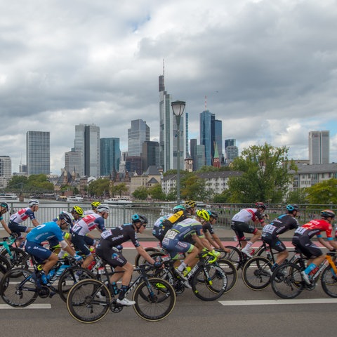 Radprofis beim Radrennen Eschborn-Frankfurt 2021 vor der Frankfurter Skyline