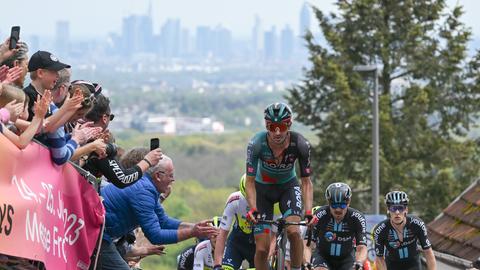 Scene di una corsa ciclistica a Francoforte