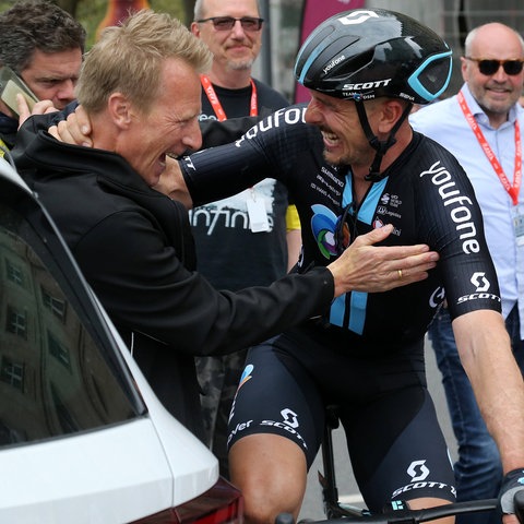 John Degenkolb und Fabian Wegmann umarmen sich