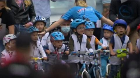 Kinder beim Laufradrennen am Start