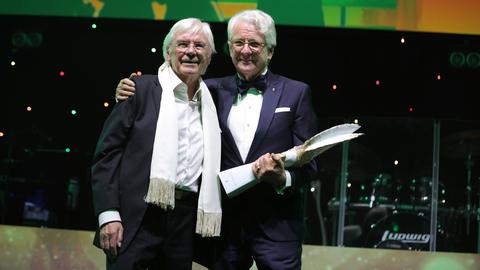TV-Kommentator Marcel Reif nimmt den Sportmedienpreis von Dieter Kürten entgegen.