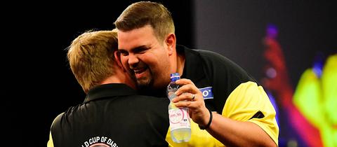 Martin Schindler und Gabriel Clemens, hier beim World Cup of Darts 2022 in Frankfurt