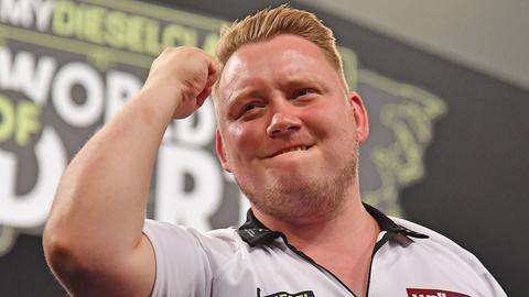 Martin Schindler ballt die Siegerfaust bei der Darts-Team-WM.