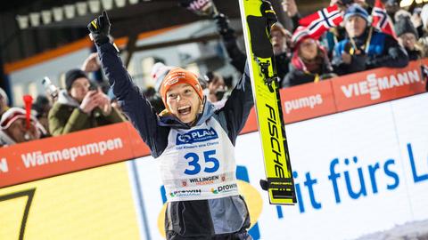 Katharina Schmid konnte 2023 vor großer Kulisse in Willingen einen Weltcup-Sieg bejubeln.