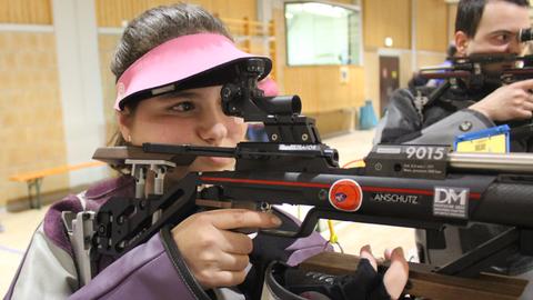 Nachwuchsschützin Seline Piorr mit Luftgewehr