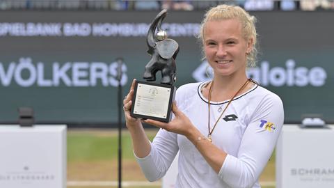 Katerina Siniakova mit der Trophäe der Bad Homburg Open.