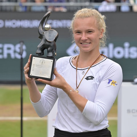 Katerina Siniakova mit der Trophäe der Bad Homburg Open.