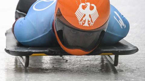 Tina Hermann mit konzentriertem Blick im Eiskanal.