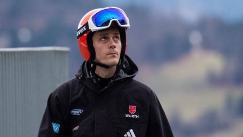 Stephan Leyhe mit Ski-Helm. Und traurigen Blikc.