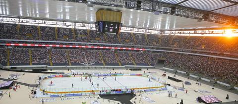 Eine Eisfläche im großen Rund des Frankfurter Waldstadions.