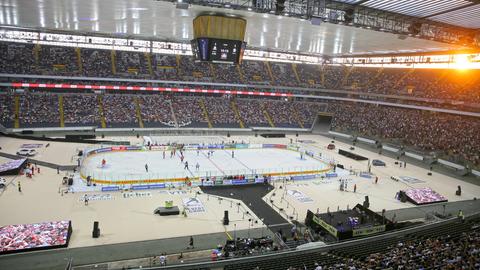 Eine Eisfläche im großen Rund des Frankfurter Waldstadions.