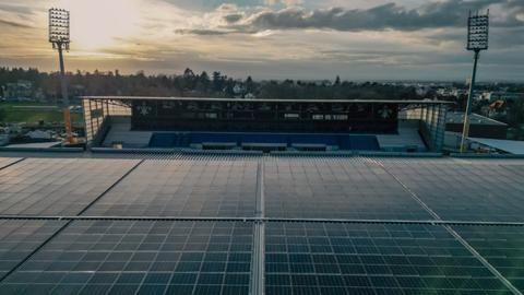 Die große Photovoltaik-Anlage auf dem Dach des Darmstädter Böllenfalltors