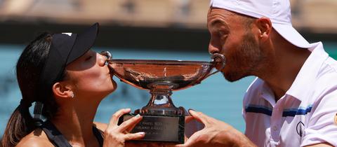 Tim Pütz und Miyu Kato küssen ihren Pokal