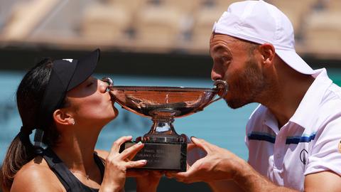 Tim Pütz und Miyu Kato küssen ihren Pokal