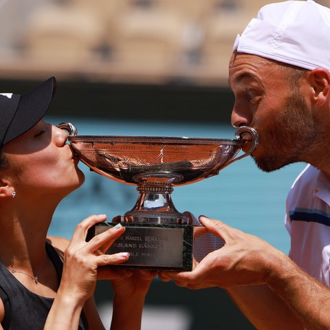 Tim Pütz und Miyu Kato küssen ihren Pokal