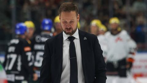 Matti Taiilikainen schaut bedröppelt nach der Niederlage in Augsburg.