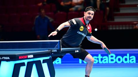 Timo Boll mit konzentriertem Blick beim Schlag