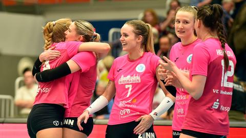 Die Spielerinnen des VC Wiesbadens freuen gemeinsam.
